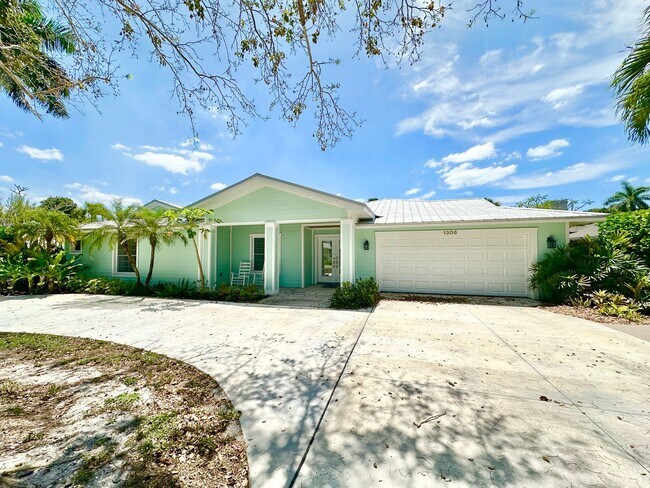 Foto del edificio - **4 BED / 3 BATH ** SINGLE FAMILY ** NO HOA ** CENTRAL NAPLES ** ANNUAL **