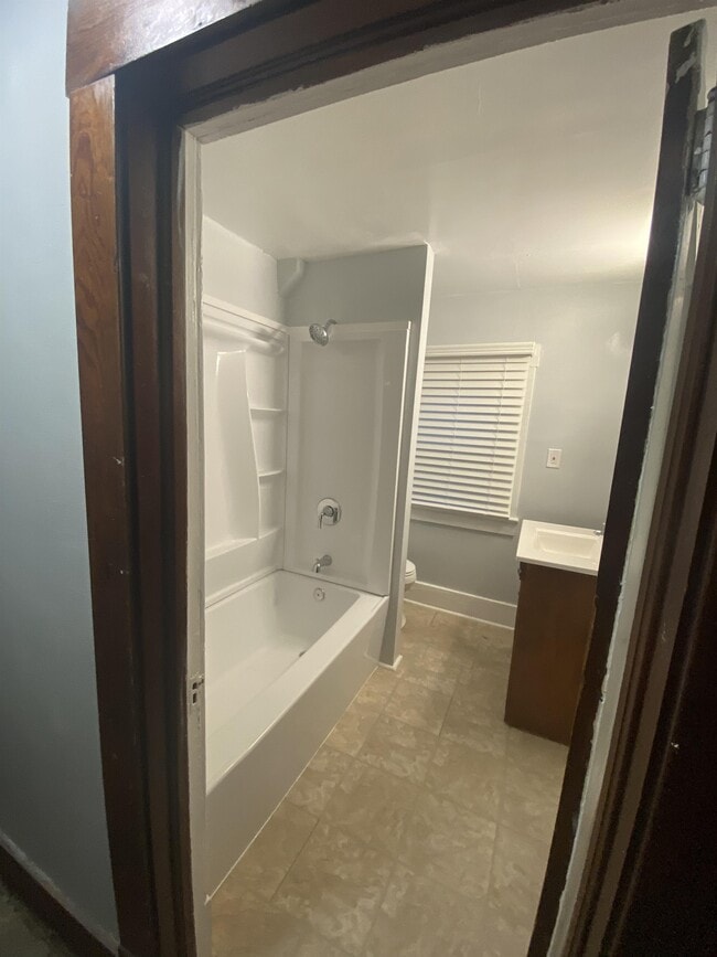 Building Photo - 1004 Bedford Ave SW