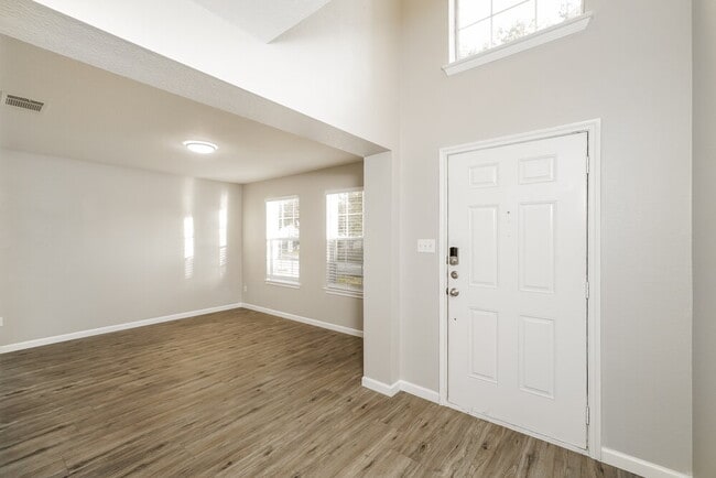 Building Photo - 208 Rinehardt St