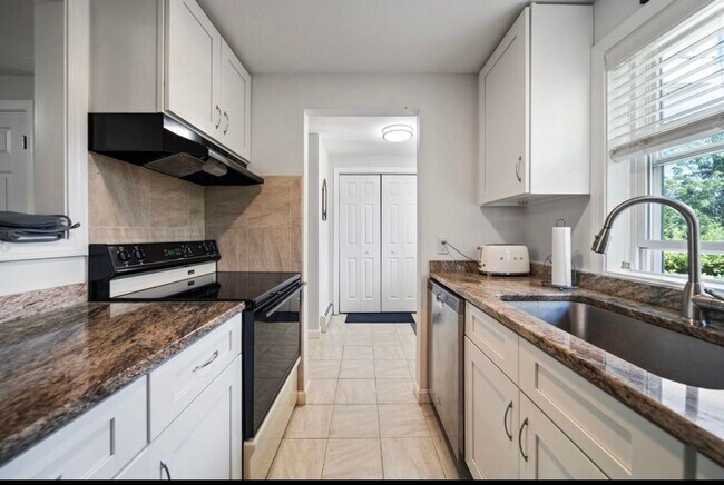 Kitchen - 39 Bluffs Dr