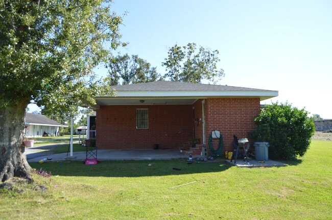 Building Photo - Spacious 3 bedroom 2 bath