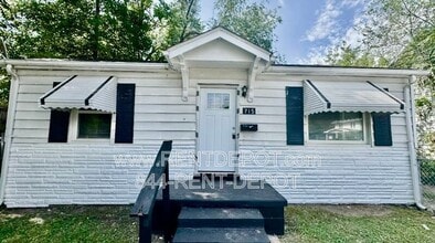 Building Photo - 715 E Riverside Dr