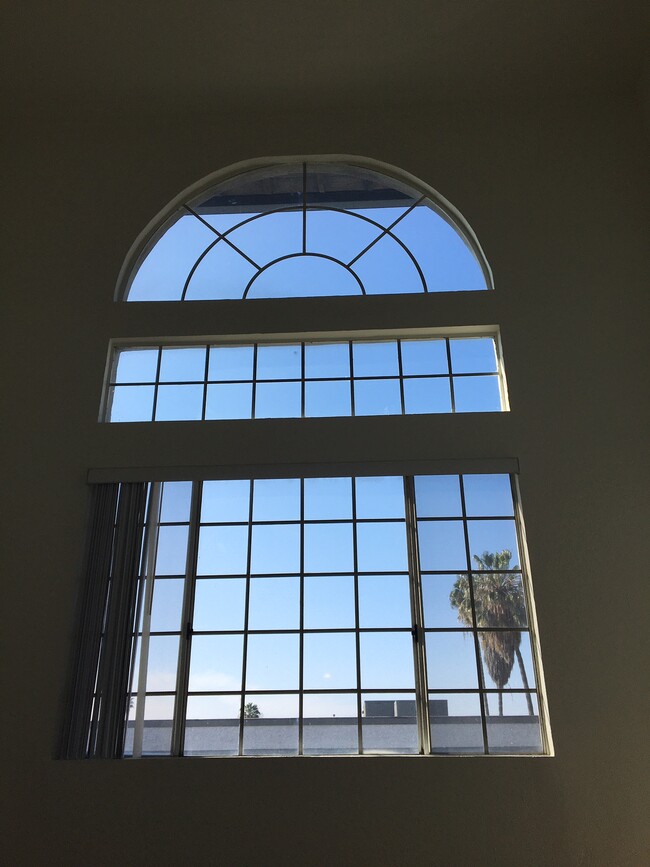 Building Photo - 1460 Mansfield N Ave