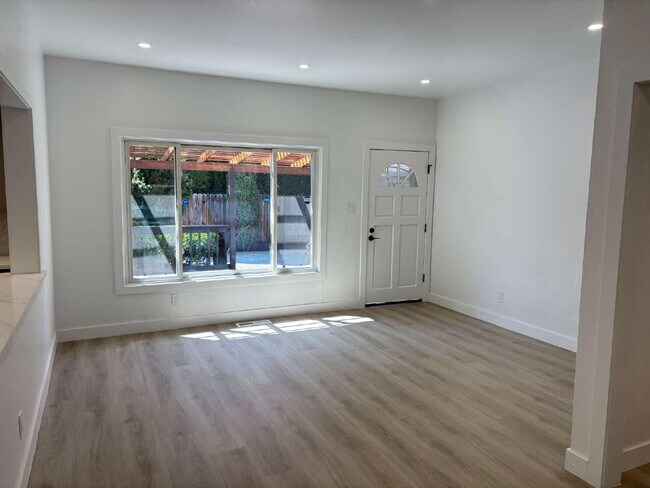 Foto del edificio - "Stunning Newly Remodeled 3-Bed Oasis with...