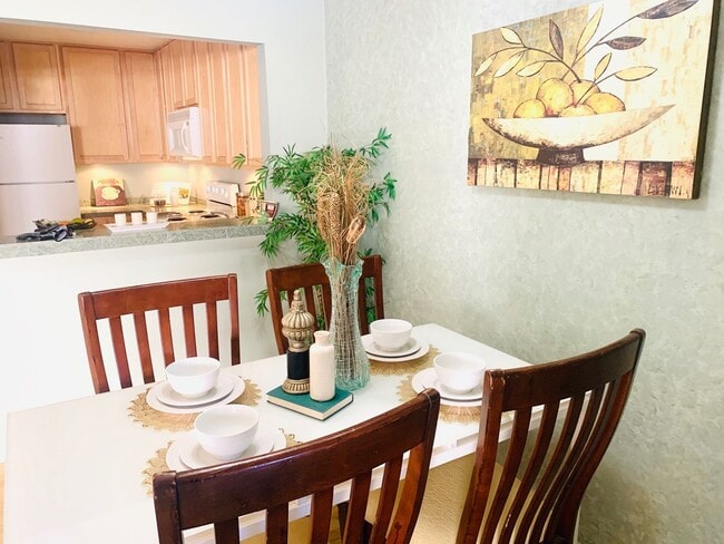 Building Photo - BEAUTIFUL CONDO! 2 MINUTE WALK TO CAMPUS! FREE RENT UNTIL MAY 1, 2026!!