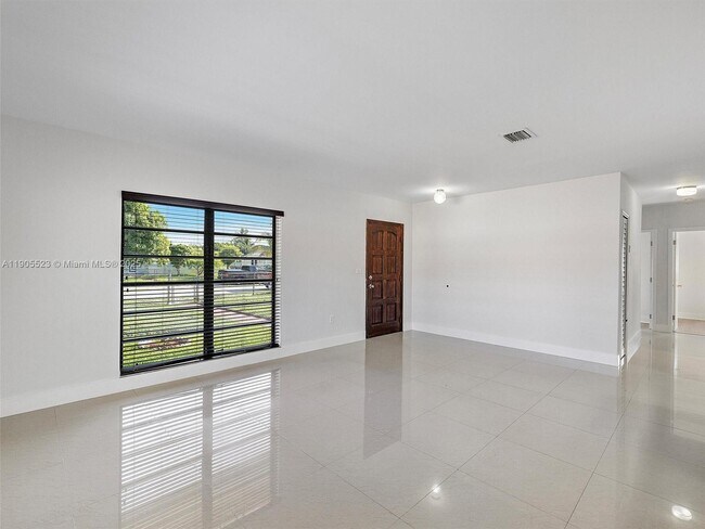 Foto del edificio - 3840 NW 176th St