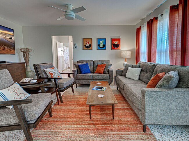 Building Photo - Seasonal Rental Near Venice – Pet-Friendly 3 Bed, 2 Bath Home