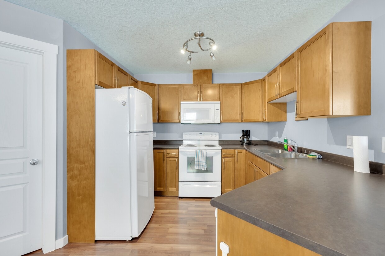 Primary Photo - 9230 93 Ave