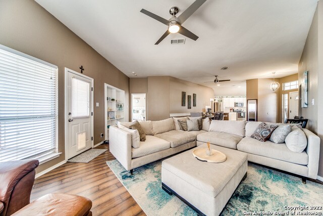 Foto del edificio - 21110 Las Lomas Blvd