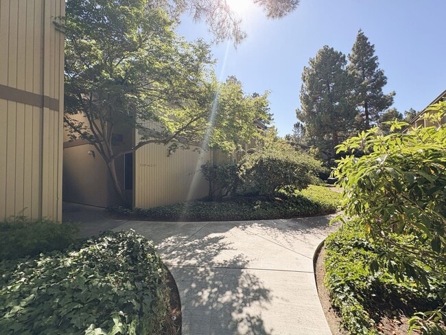 Building Photo - Charming 2BR/2BA Condo Steps from Downtown Mountain View