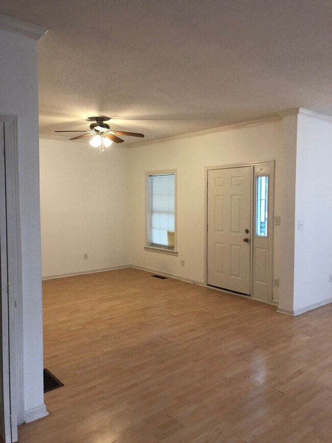 Building Photo - 3 Bedroom 2 Bath in Atlanta!