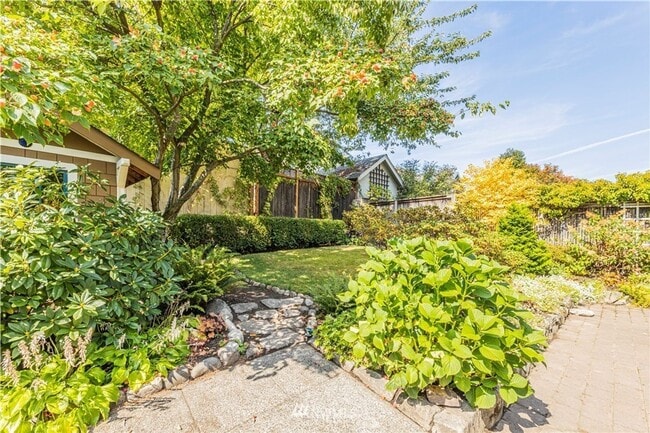 Building Photo - Beautiful Craftsman home in the desirable ...