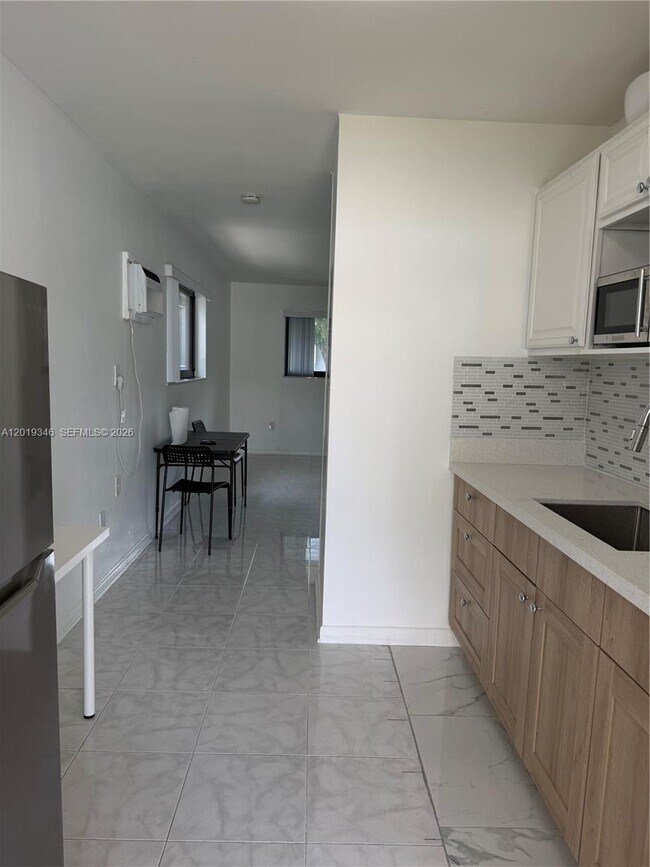 Foto del edificio - 18510 Atlantic Blvd