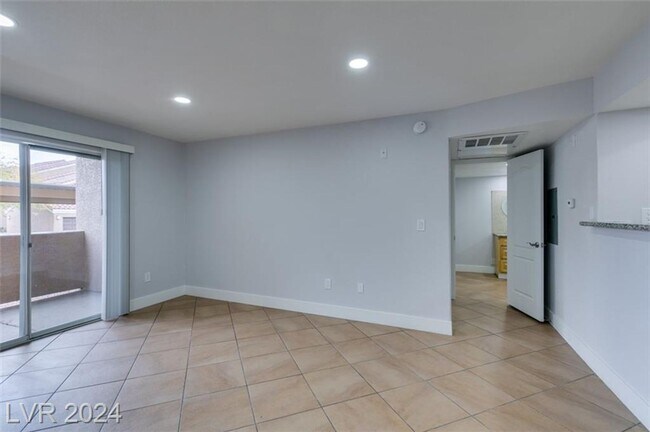 Building Photo - FANTASTIC 1ST FLOOR CONDO IN GATED SOUTHWE...