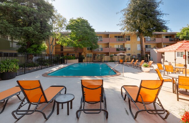 Foto del edificio - Redwood Plaza Apartments