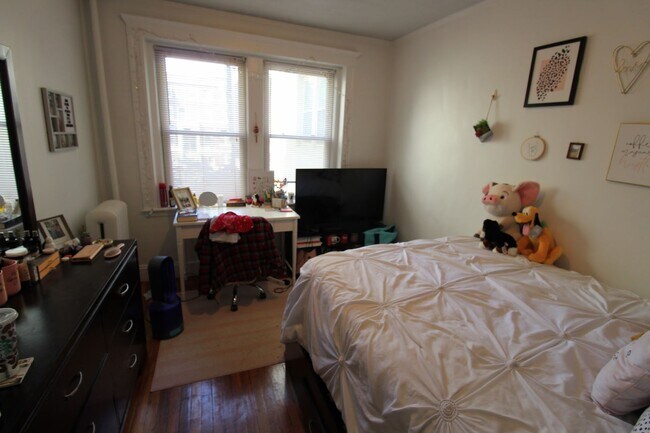 Building Photo - Updated Two Bedroom on Brookline border