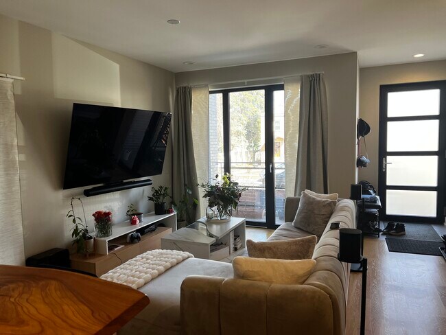 Foto del edificio - 5629 W Higgins Ave