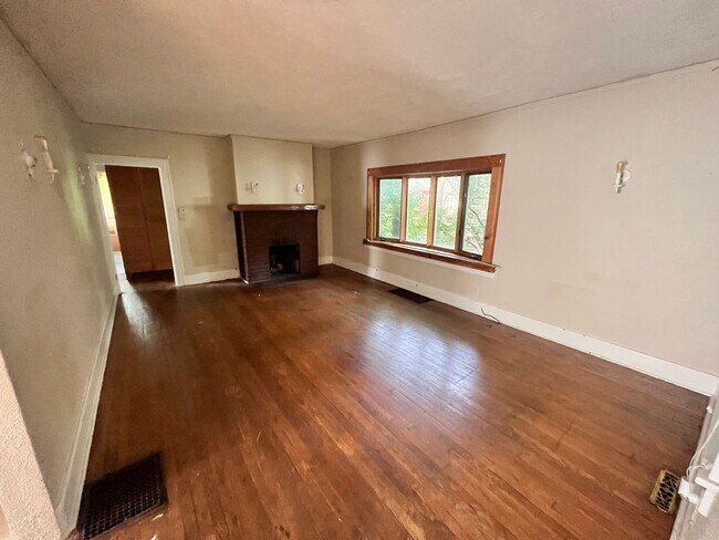 Foto del edificio - Beautiful 3 bedroom/2 bathroom Home W/ A Garage