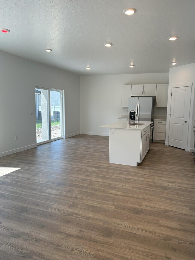 Foto del edificio - 613 N Pear Dr