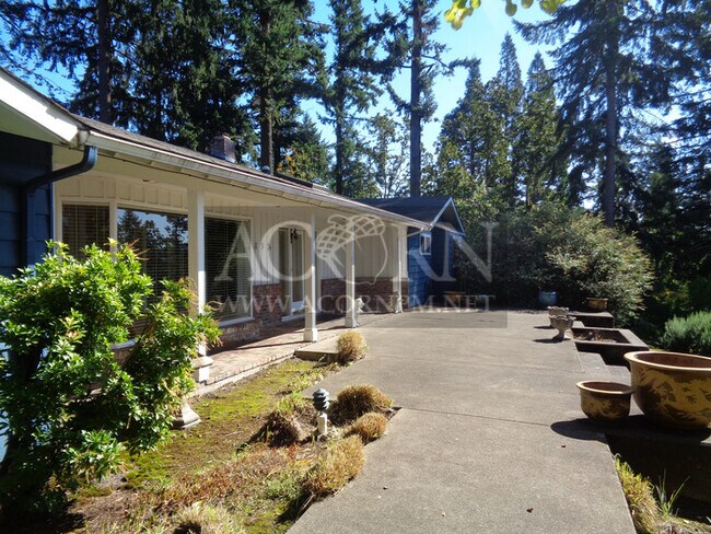 Building Photo - Luxurious 5BD/4BA Estate w/ Master Suite, ...
