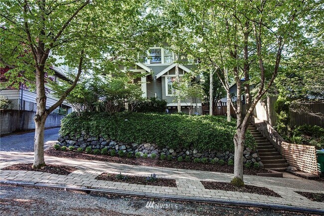 Building Photo - Stunning Queen Anne Craftsman!