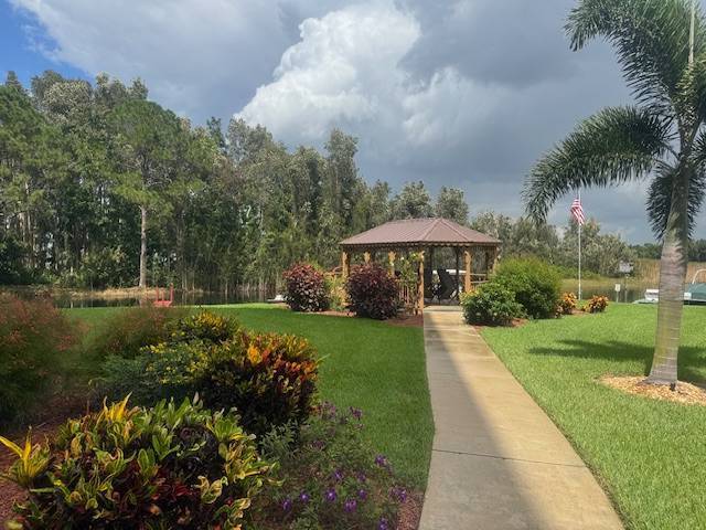Building Photo - 121 Country Club Dr