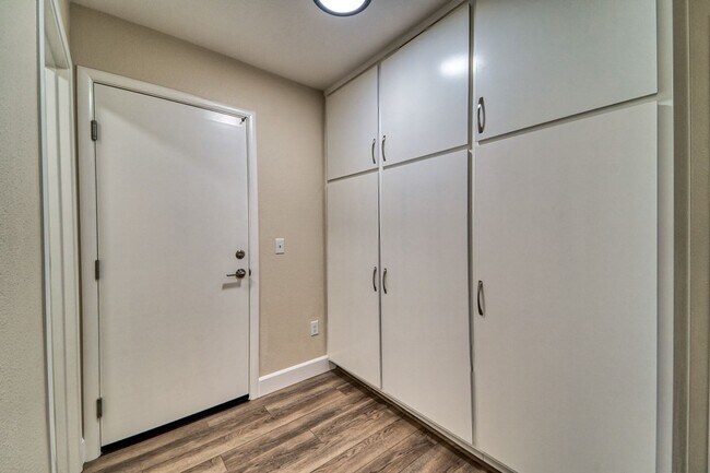Foto del edificio - Spacious 4-Bedroom Home with Modern Amenit...