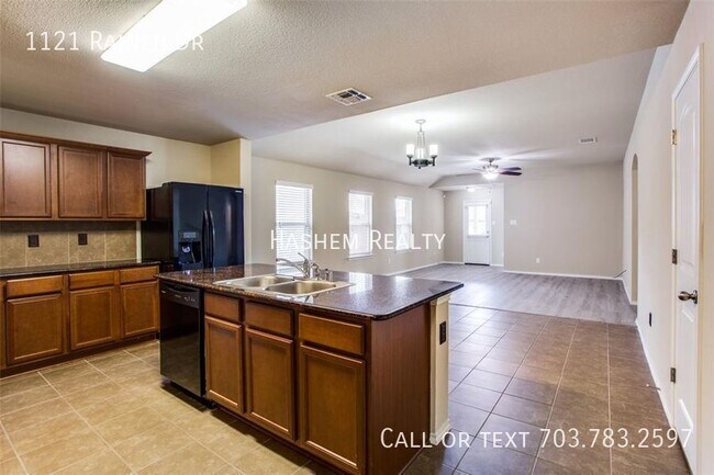 Building Photo - 1121 Rainer Dr