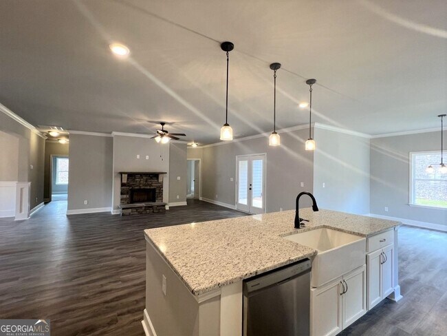 Building Photo - 90 Hawthorn Ln