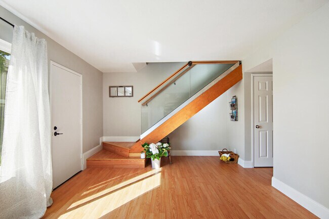 Building Photo - 9 Hollowglen