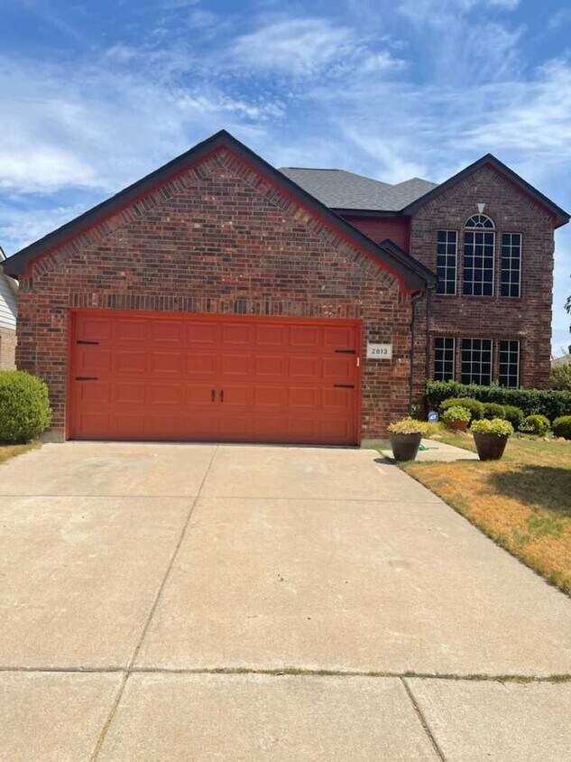 Foto principal - Stunning 4-bedroom, 2-bathroom house locat...