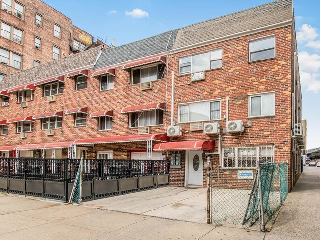 Building Photo - 661 Sagamore St