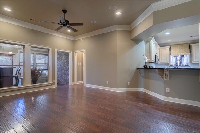 Foto del edificio - 5906 Amberwood Dr