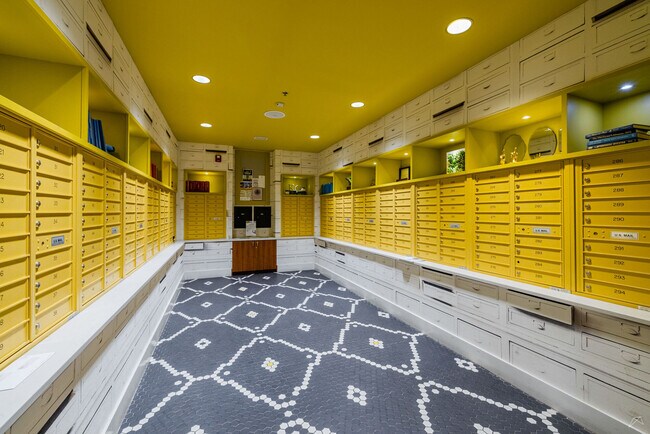 Building Photo - 1989 Main