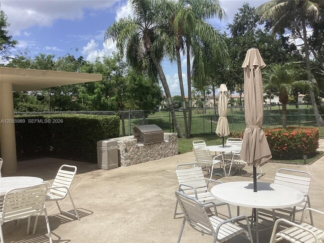 Foto del edificio - 800 NE 195th St
