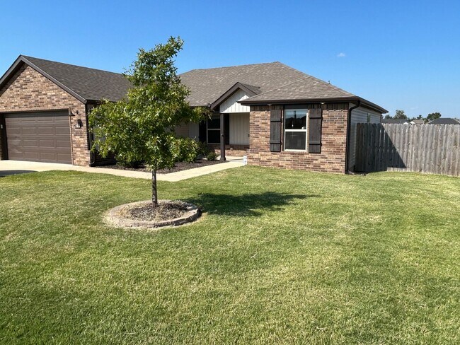 Foto del edificio - Beautiful Newer Home with Spacious Two-Car...