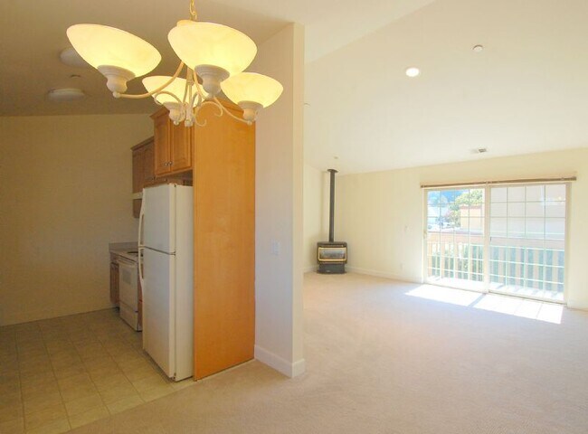 Building Photo - QUIET 1BR/1BA END UNIT IN FOURPLEX,  VAULT...
