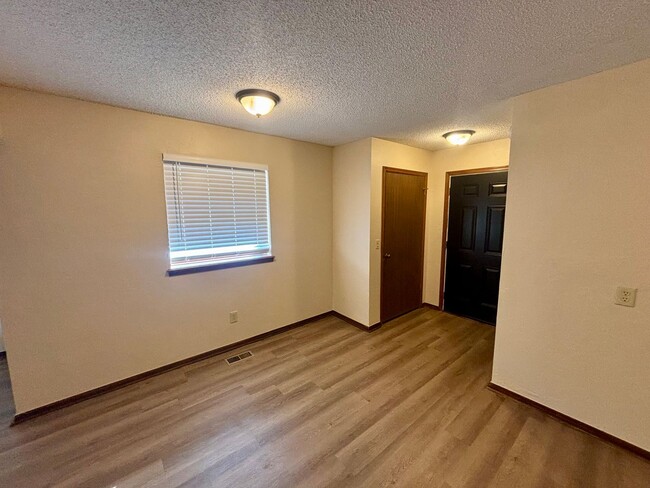 Foto del edificio - Beautiful 2 Bed 1 Bath Home in Downtown Ed...