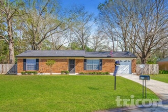 Building Photo - 2718 Pinewood Blvd N