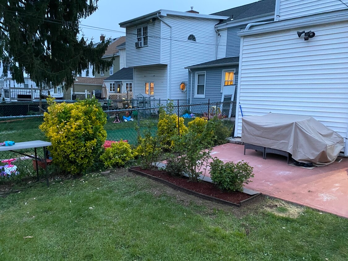 331333 Walnut St Unit Top, Catasauqua, PA 18032 Apartments in