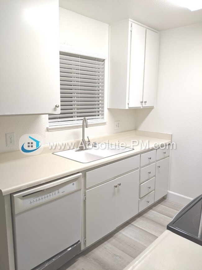 Foto del edificio - Amazing 2 Bed Condo in Highly Desirable Co...