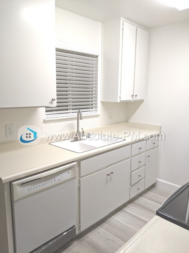 Building Photo - Amazing 2 Bed Condo in Highly Desirable Co...