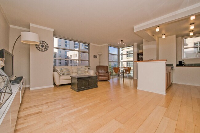 Building Photo - 680