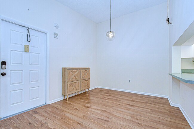 Foto del edificio - 3161 Lake Pine Way S