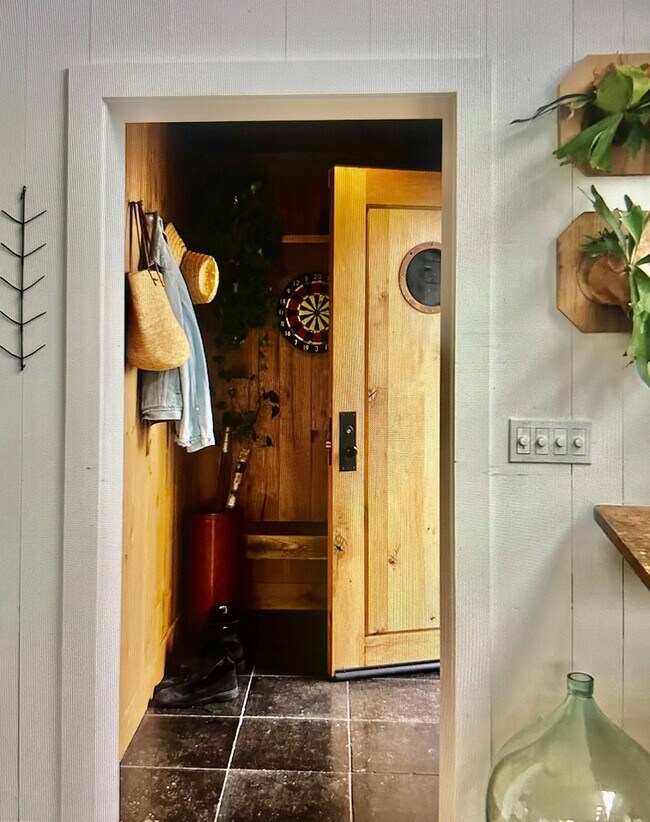 Foto del edificio - 8 Chequit Ave