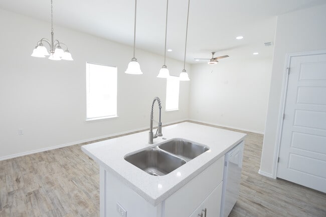 Building Photo - 2216 E Valley Cir