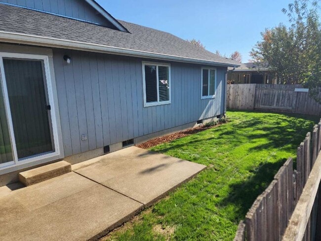 Building Photo - Newly updated 3-bedroom, 2-bathroom duplex...