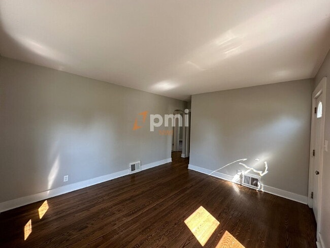 Foto del edificio - 7414 Tapper Ave
