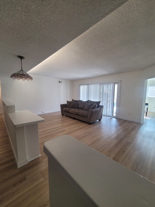 Foto del edificio - 3361 Tapo Canyon Rd