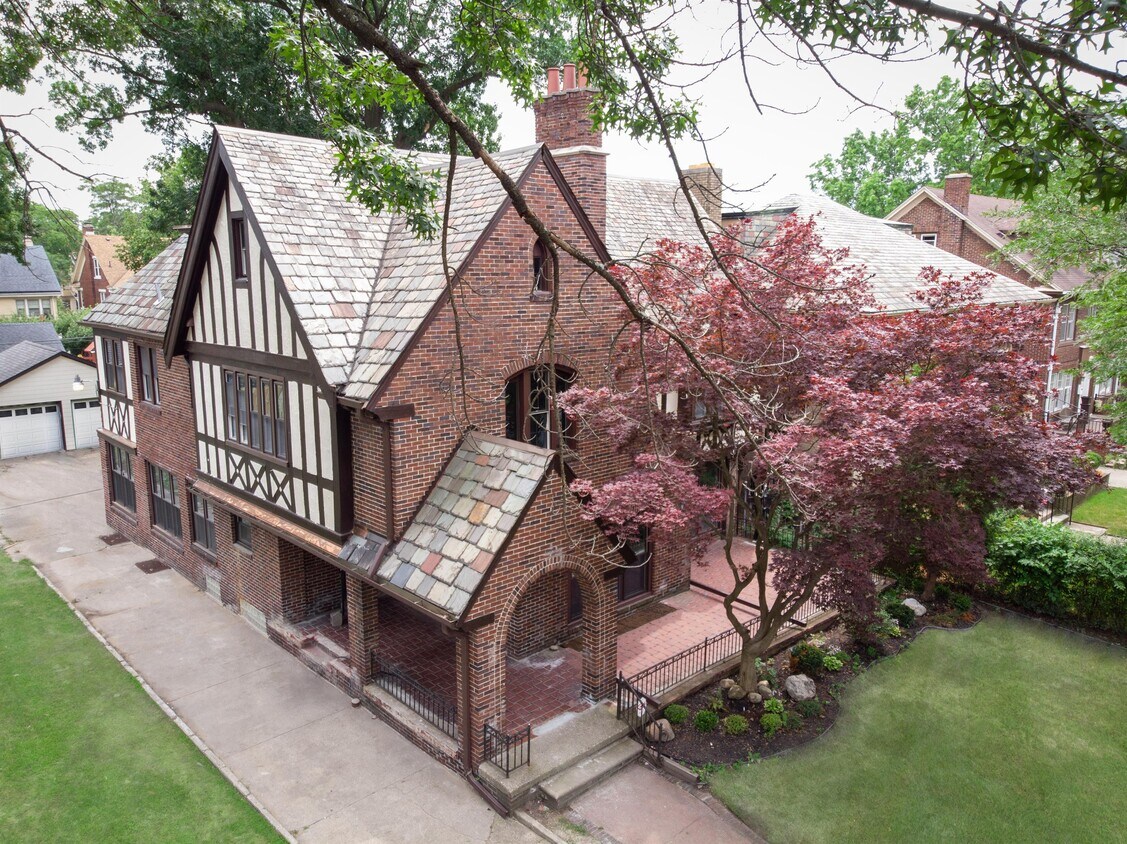 Primary Photo - 2215 W Boston Blvd